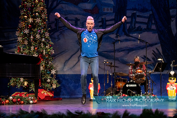 Skylight Sings Holiday Special-021