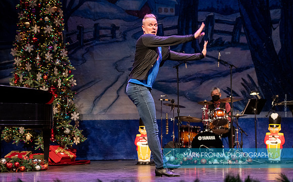 Skylight Sings Holiday Special-020