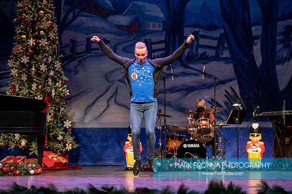Skylight Sings Holiday Special-019