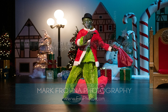 BCA Panto Grinch-056