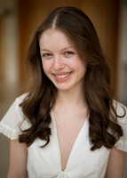 Laura Headshot 2023-17