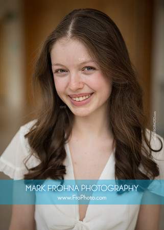Laura Headshot 2023-17