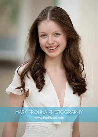 Laura Headshot 2023-21