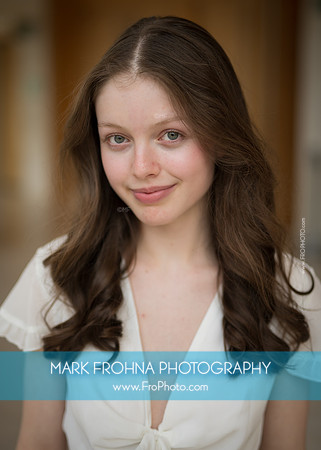 Laura Headshot 2023-16