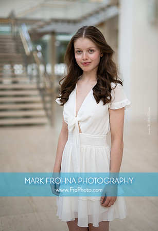 Laura Headshot 2023-19