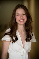 Laura Headshot 2023-15