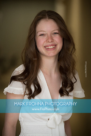 Laura Headshot 2023-15