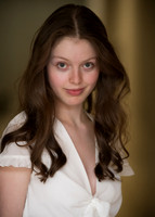 Laura Headshot 2023-13