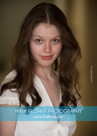 Laura Headshot 2023-13