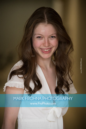 Laura Headshot 2023-14