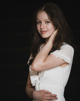 Laura Headshot 2023-10
