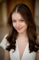Laura Headshot 2023-18