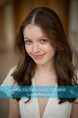 Laura Headshot 2023-18
