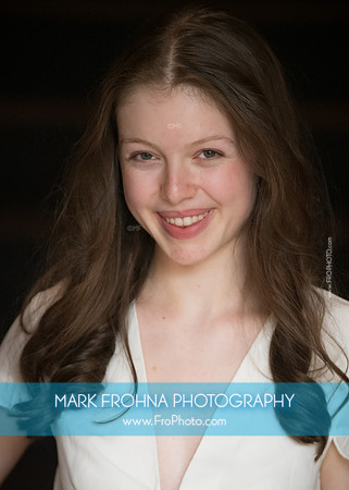Laura Headshot 2023-12