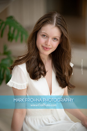 Laura Headshot 2023-7
