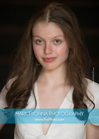Laura Headshot 2023-11