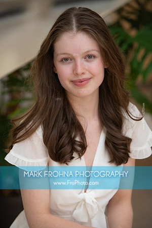 Laura Headshot 2023-5