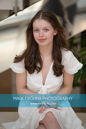 Laura Headshot 2023-3