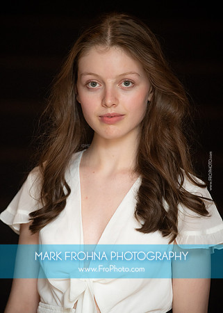 Laura Headshot 2023-9