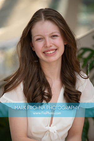 Laura Headshot 2023-4