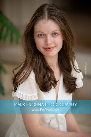 Laura Headshot 2023-6